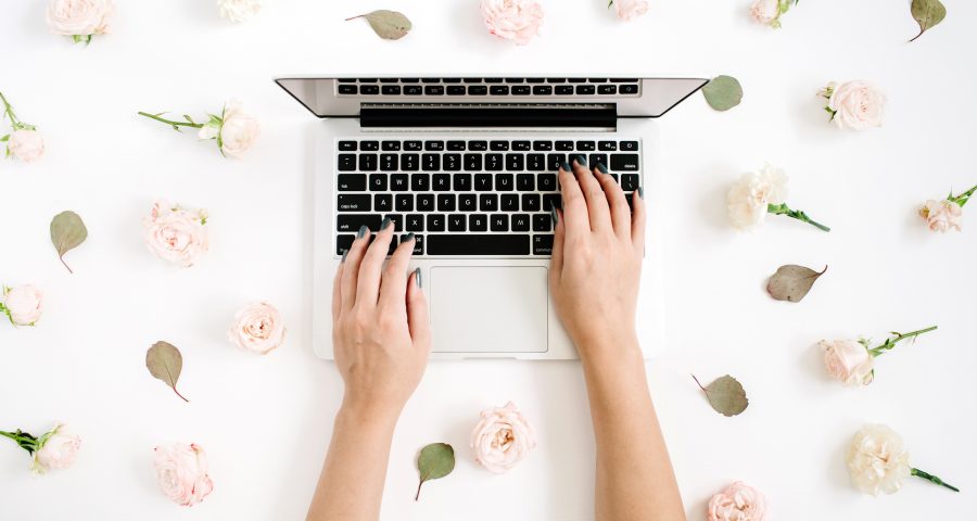 Laptop-with-flowers-for-wedding-website-announcement-wedding-experience