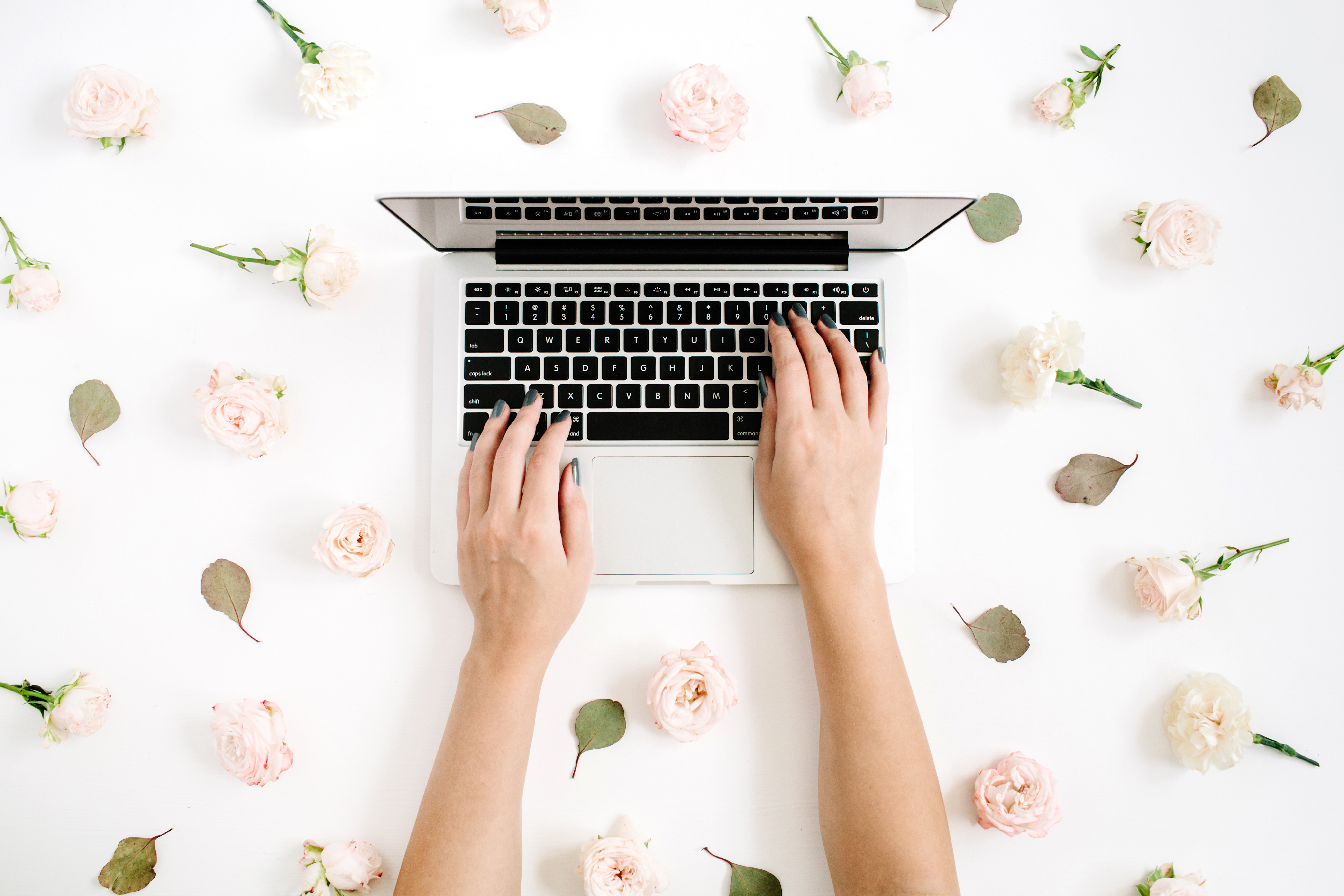 Laptop-with-flowers-for-wedding-website-announcement-wedding-experience